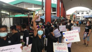 ศรีวิไล นักเรียน-นักศึกษาชาวบ้านประชาชนกว่า 200 คน พร้อมใจใส่เสื้อดำชู 3 นิ้ว