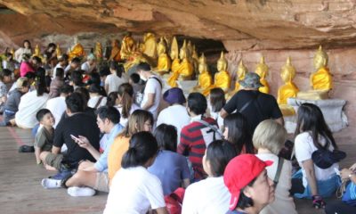 บึงกาฬบรรยากาศวันหยุดยาวถ้ำนาคายังคึกคัก แห่เข้าชมด้วยศรัทธา