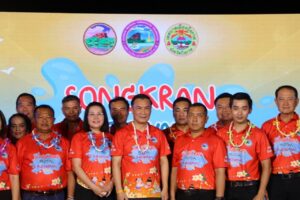 จังหวัดบึงกาฬ ส่งท้ายสงกรานต์ ด้วยความสนุกสนาน ที่ถนนข้าวเม่าโดยถือเป็นการจัดงานสงกรานต์ในช่วงค่ำคืนครั้งแรกของจังหวัด ประชาชนร่วมงานคึกคัก