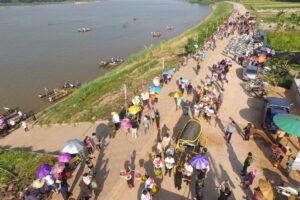 บึงกาฬสืบสานประเพณีพิธีแห่น้ำจั้นศักดิ์สิทธิ์ สรงน้ำขอพรหลวงพ่อพระใหญ่วัดโพธาราม ส่งท้ายเทศกาลสงกรานต์ 67